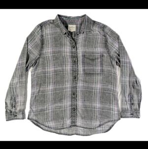 American Eagle Long Sleeve Plaid Lightweight Shirt in Light Gray Size XL